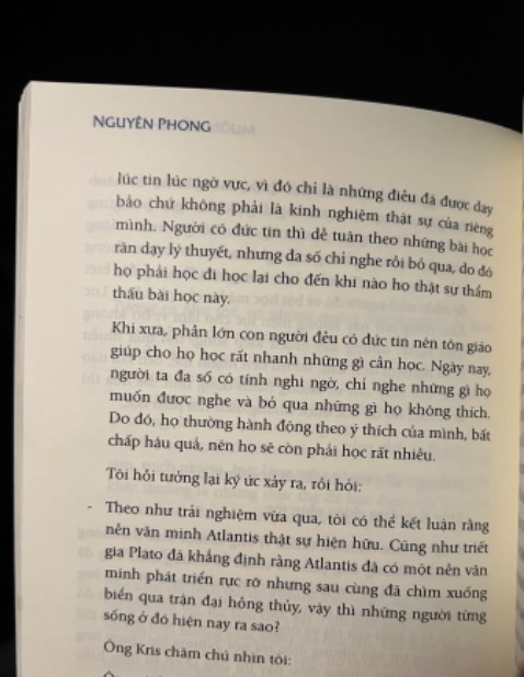 -Về hình thức và chất lượng bản in: rất thích chất liệu giấy này, thơm, láng, dàn trang và font chữ dễ đọc, đọc nhanh. Trải nghiệm đọc sách tốt. Mình rất để ý điểm này vì có rất nhiều bên làm sách rất uổng, nội dung hay, tác giả xịn nhưng trải nghiệm giấy, cầm, dàn trang thực sự gây khó chịu không muốn đọc.
-Về tác giả: mình thích nhất cuốn Tây tạng huyền bí. Mình ko phải fan của bác, nhưng mình luôn tự cảm thấy có sự kết nối với tác giả. Đặc biệt là với cuốn này, có nhiều bạn bè của mình đọc và nhắc, mình đã mua cuốn 2 cũng dc 2 năm. Nhưng đến một thời điểm nhất định, lại được thôi thúc đọc cuốn Muôn kiếp NS 1 này. Lúc bản thân cảm thấy cần hoặc bị thôi thúc chứ k đọc để dò la về chứng tích, đọc kiểu kiếm hiệp, đọc kiểu chứng thực khoa học tâm linh có là khoa học ko. Với sách của tác giả, hữu duyên thì đọc. 
-Về cách hành văn: nhìn chung, các cuốn của First new được biên tập kỹ lưỡng, vì mình thấy điểm này nổi bật qua nhiều đầu sách đã đọc. Cảm giác thống nhất được dòng văn, ngôn ngữ của 1 đơn vị phát hành sách. Nên ko phải riêng tác giả Nguyên Phong mà cuốn khác cũng thế. Tiêu chí: mạch văn sáng rõ, dùng từ cẩn mực. Mình đang đọc và rất thích từ đầu primary dịch thành uyên nguyên. 
-Về tổng thể nội dung và tính chất của dòng sách phóng tác này: dễ hiểu, hiểu được thì mới suy ngẫm và đem vào cuộc sống thường ngày được. Ngôn ngữ bình dị của tác giả luôn làm mình đặt câu hỏi: "phải uyên thâm thì mới có được cách truyền tải đầy ý nhị, không mang tính khoe chữ, khoe kiến thức và gần gũi như vậy." Còn nếu muốn đào sâu về tâm linh, đạo đức thì dòng sách này của Thái Hà sẽ hợp gu đọc hơn. Một tác giả gần nhất mà giọng văn cũng khiêm tốn và sáng rõ như tác giả NP là Nguyễn Tường Bách. Chất thơ và tính chiêm niệm nhiều hơn.
-Cuối cùng: với chất giấy này thì cầm sách khá nặng tay, hơi mỏi. Nhưng đổi được nhiều trải nghiệm tốt và dễ bảo quản (tránh ẩm) thì hiện tại đây không phải ý chê. Thích cái cảm giác được lật sang một trang nữa.