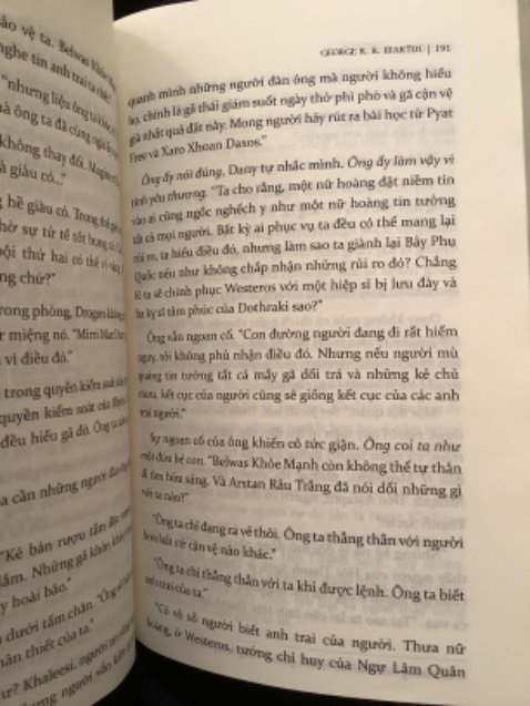 Mình đã mua đủ bộ. Về nội dung thì khỏi bàn, đây là tuyệt tác của GRRM rồi. Nhưng cách mà nxb chọn lựa loại giấy in ấn, dàn trang layout và đồ hoạ trang bìa thực sự rất chán so với các phiên bản của nước ngoài. Hi vọng trong tương lai gần sẽ cho ra phần “vỏ” phiên bản mới xứng đáng với phần “ruột” mà GRRM đã tốn nhiều năm xây dựng.