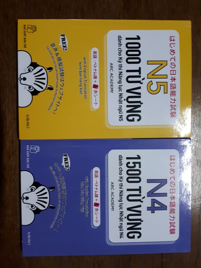 Ưu điểm: Sách có 3 ngôn ngữ (Anh,Nhật,Việt) hỗ trợ học nhiều ngôn ngữ 1 lúc, có ví dụ song ngữ để biết cách sử dụng từ, có phân loại tính, động, danh từ.Đồng thời sách cũng hỗ trợ hình ảnh phụ họa cho một số từ khó.Giá sách khá rẻ, bìa đẹp, có tấm bìa đỏ để kiểm tra lại sau khi học.Từ được xếp theo chủ đề, dễ học.
Nhược điểm: Giấy sách mỏng, dễ rách và nhìn thấy chữ trang sau đè lên trang trước.
Tóm lại sách phù hợp cho các bạn học ôn lại nhanh trước khi thi, rất hài lòng so với giá tiền.