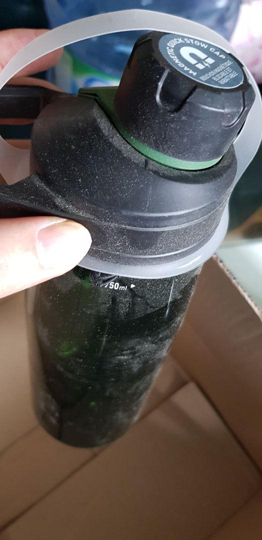 Một chiếc bình rất đẹp được đóng gói cẩu thả trong hộp carton của Tiki khiến nó lăn lóc trong hộp đó một cách tội nghiệp. Bình bị xước nhẹ bên ngoài và sản phẩm phủ một lớp bụi trắng trông thật giống lớp tuyết khiến người nhận cứ ngỡ đang mở bình ở bắc cực.