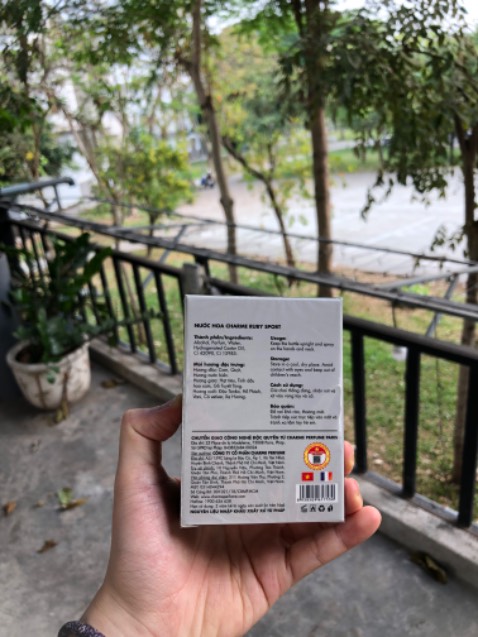 Giao hàng cực nhanh luôn, shop đóng gói cẩn thận, nước hoa thơm toả hương xa và lưu hương lâu, có team chính hãng nên yên tâm nhé mng