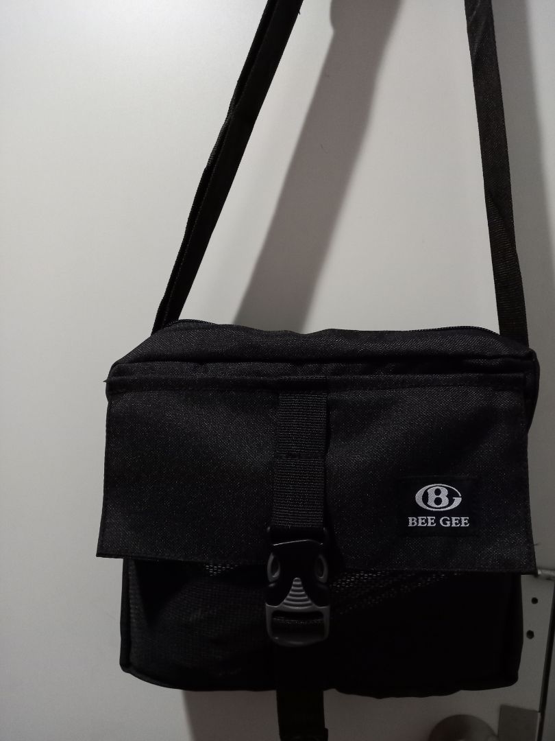 Dịch vụ Tiki rất tốt. 
Túi ổn, khóa bấm chắc chắn. 
Lót bên trong màu khác bên ngoài (túi đen lót xanh), nhưng vẫn ok.
Đường chỉ may ổn, nhưng có chỗ cũng hơi lỗi.
Khóa kéo hơi rẻ ? dây đeo hơi mỏng. Vải tương đối mỏng, mềm. Dịch vụ Tiki rất tốt. 
Túi ổn, khóa bấm chắc chắn. 
Lót bên trong màu khác bên ngoài (túi đen lót xanh), nhưng vẫn ok.
Đường chỉ may ổn, nhưng có chỗ cũng hơi lỗi.
Khóa kéo hơi rẻ ? dây đeo hơi mỏng. Vải tương đối mỏng, mềm.