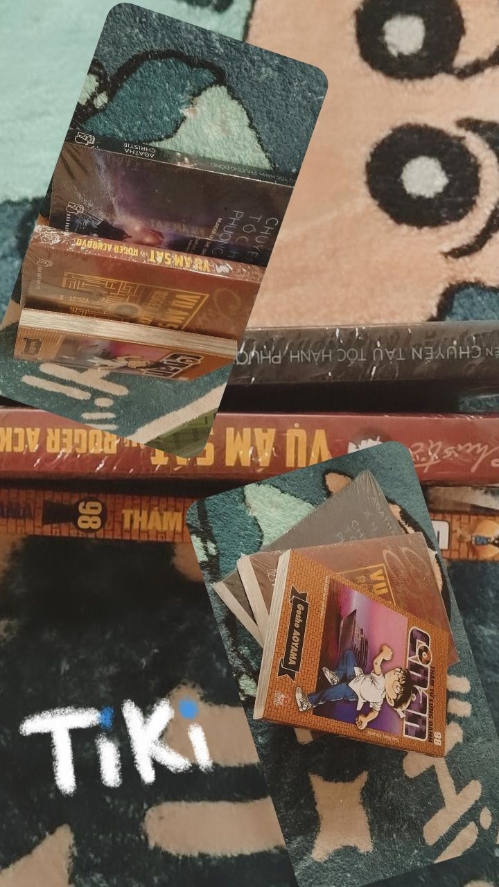 Mình mua ba cuốn sách, trong đó có hai cuốn của Nữ Hoàng Trinh Thám nổi tiếng Agatha Christie, đó chính là cuốn "Án mạng trên chuyến tàu tốc hành Phương Đông" và "Vụ ám sát ông Roger Ackyord", ai đam mêm trinh thám như mình chắc cũng không lạ lẫm gì hai tác phẩm nổi tiếng luôn đứng hàng top này đúng không ạ, vì vậy mà nội dung bên trong không thể bàn cãi mà chỉ có giơ hai ngón cái lên like thôi.FaHaSa là một nhà sách mà mình hết sức hết sức hết sức ×n tin tưởng mà chốt đơn, một phần không chỉ vì uy tín về chất lượng mà còn uy tín về dịch vụ giao hàng. Đơn hàng luôn luôn được bọc một lớp giấy chống sốc (loại mỏng mỏng) và đồng thời hai cuốn sách của Agatha Christie thì được bọc nguyên lớp nilong. Không nói nhiều, chỉ có thể nói hai câu sau: 
Về sản phẩm: 10/10
Về dịch vụ: 10/10
Lần này quả thật Tiki đã giúp mình có được trải nghiệm có: Một đơn sách 0₫