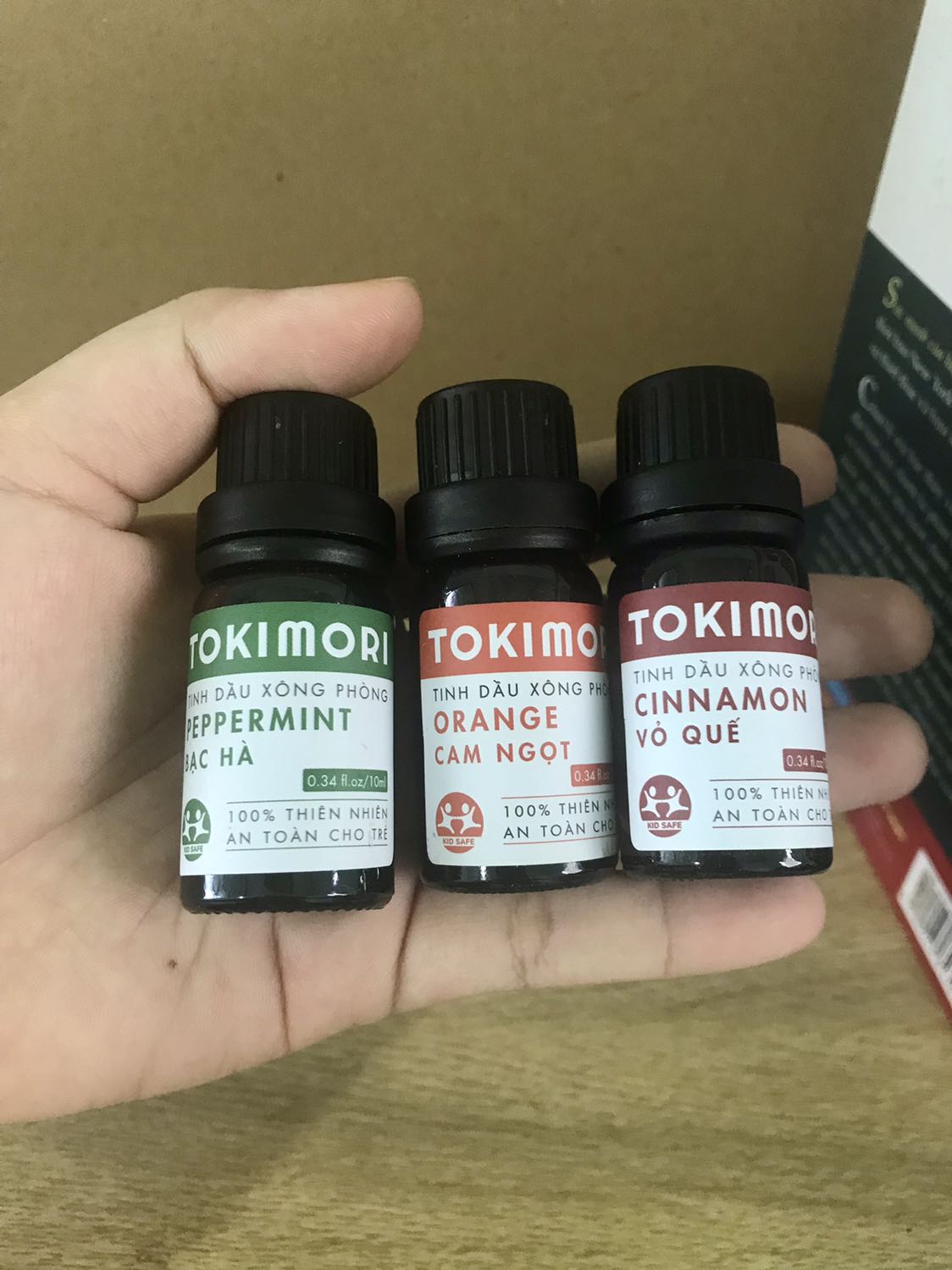 Trong 3 mùi này có mùi vỏ quế mình ít dùng vì ngửi chưa quen, nhưng khi mix chung vs nhau theo công thức mà shop gợi ý thì cảm giác rất tươi mới và dễ chịu, mùi cam ngọt nhẹ nhàng, bạc hà rất tươi mát, không nồng.