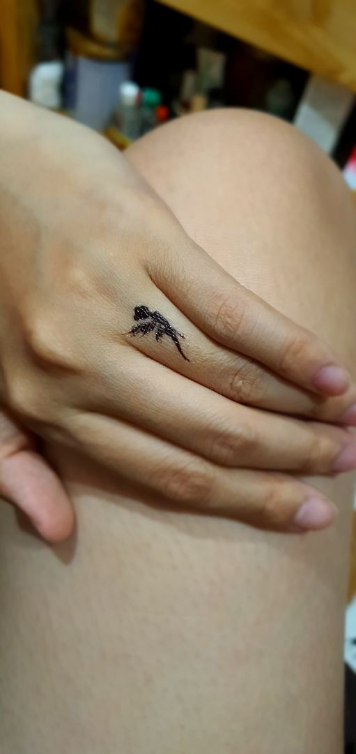 Hình dán dễ thương, độ bền chưa kiểm chứng hết, nhưng hình dán lớn trên vết sẹo sau lần tắm thứ 2 đã có dấu hiệu bong ra. Hình ở mặt trong cẳng tay có vẻ bền hơn hẳn. Đúng là độ bền tùy vị trí dán và mức độ tiếp xúc với nước, quần áo... màu sắc tươi tắn. Tóm lại: mình siêu thích!