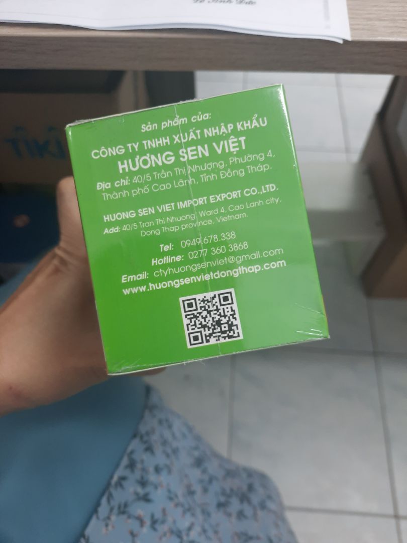 Giao 2 hộp. 1 hộp bao bì kín, ruột ok. 1 hộp ko còn bao nilon bên ngoài, phần tem bị bóc và dán dính lại bằng đoạn băng keo trong. Ruột cũng bị bong đổ như ko còn mới.
Không hài lòng lần này