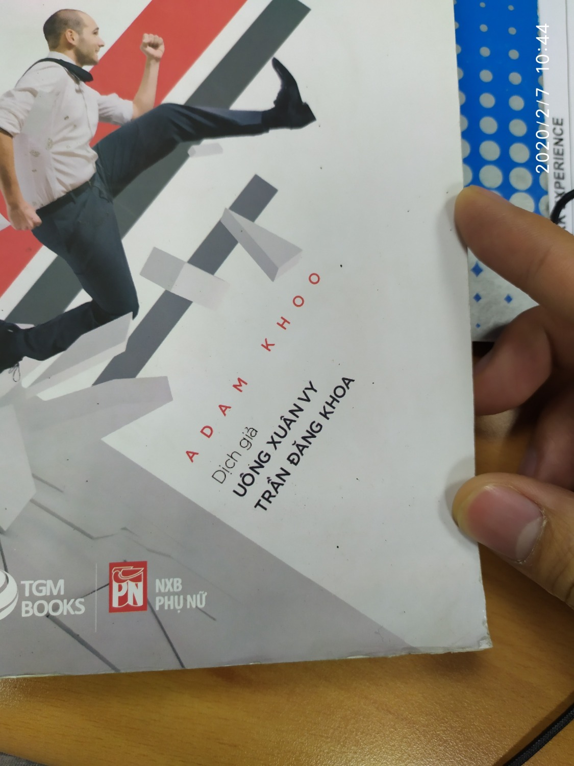 Mình mới nhận được sách. Lần đầu tiên mình nhận quyển sách với chất lượng tồi thế này.
Đề nghị tiki xem hỗ trợ và khăc phục. Thân ái và quyết thắng.