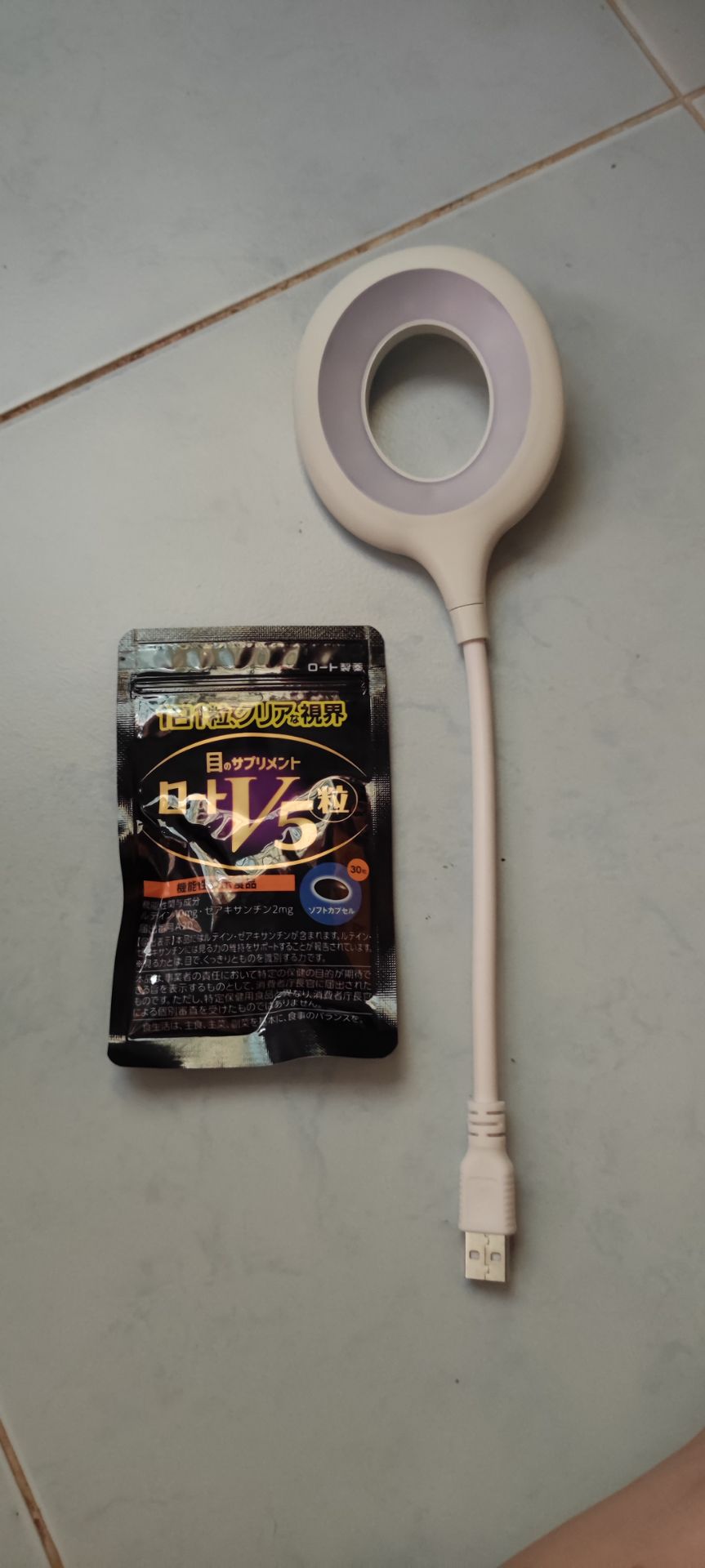 Đóng gói chưa cẩn thận lắm, vận chuyển hộp móp méo, dù vậy cũng may không ảnh hưởng thuốc bên trong. Thấy đánh giá cao nên mua về dùng thử xem sao.