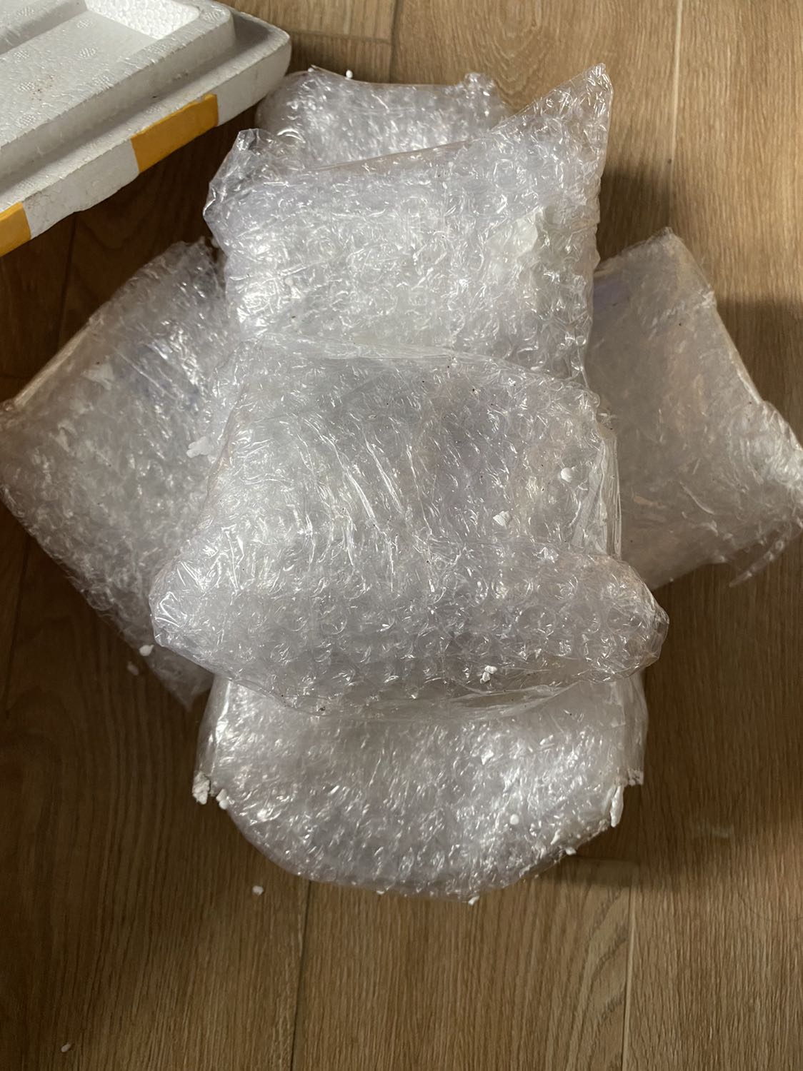 Đóng trong thùng xốp, gói rất kỹ từng món luôn. Giao hàng nhanh nữa. Bên ngoài nhìn đẹp hơn hình luôn nha. Lần sau có mẫu khác mua tiếp nha.