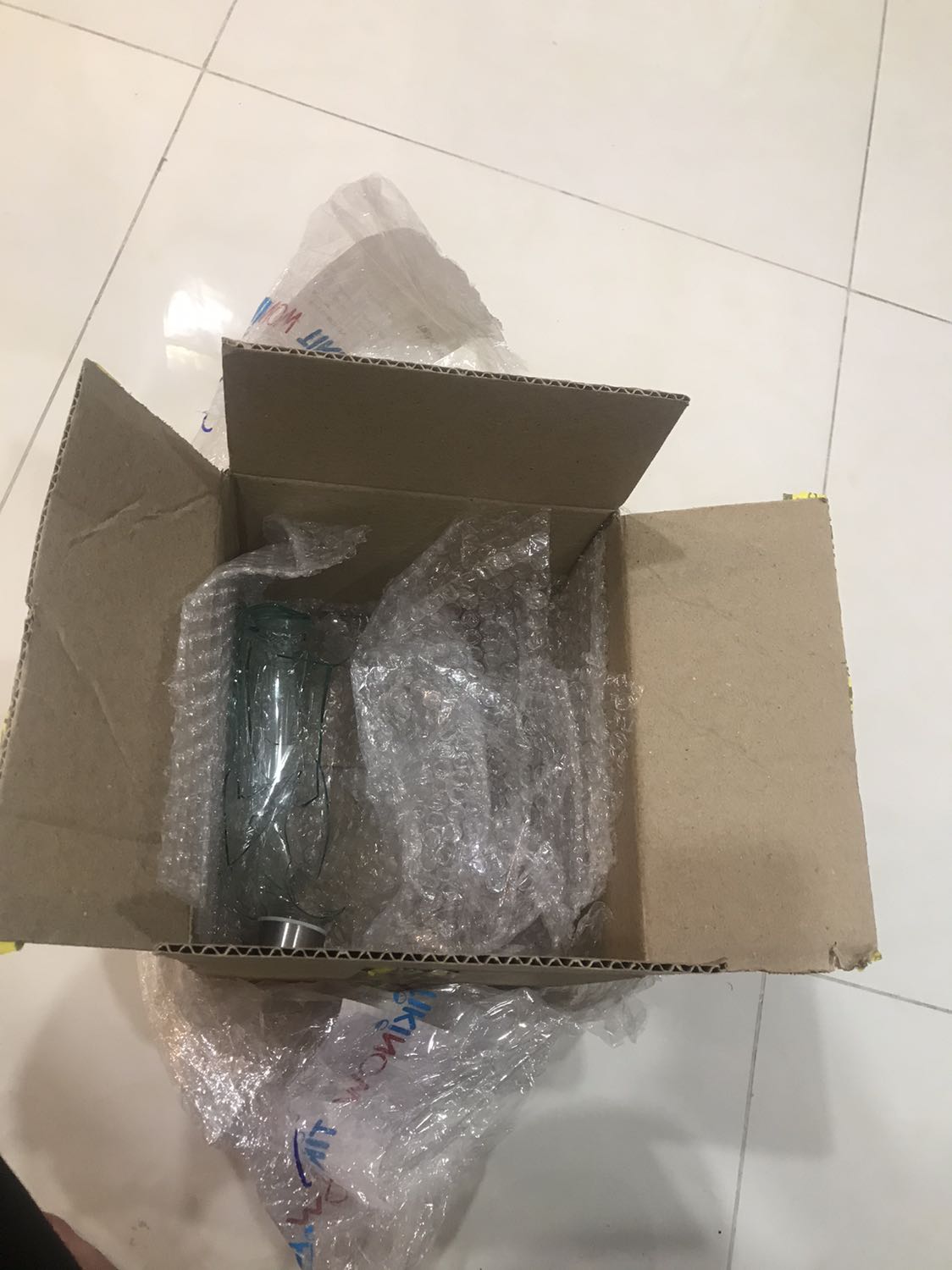 Mua set 5 chai mà đóng gói khá lỏng lẻo nên đã bể 2 chai, 3 chai còn lại xài được, không biết có bắt đền được không nữa, hơi không vui