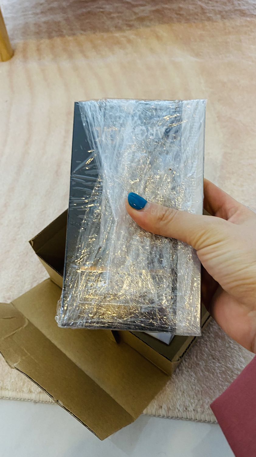 Nhìn bao bì vậy thôi chứ chất lượng kém. Bôi lên tóc k có mướt mà cái mùi nó hôi dã man. Thơm theo kiểu đau đầu ý, mình bóc ra nghe mùi thôi là bỏ luôn k xài. Mn nên mua dầu MOROCAN như mình để trong hình. Mắc tiền mà xài đúng chất lượng. Còn loại này thì mình xài k được.