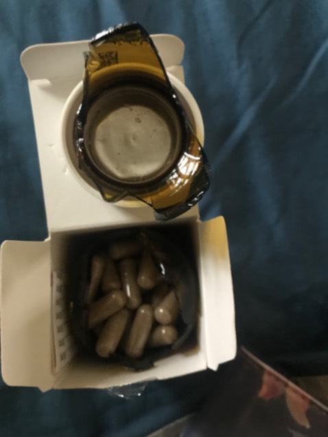 Vừa nhận hàng được đóng gói tốt không thấy gì sai nên xé hộp ra thì hộp thuốc cũng niêm phong rất kỹ. Nhưng khi mở một hộp ra để sử dụng thì hủ thuốc bên trong hộp đã bị bể nát. Quá thất vọng luôn.