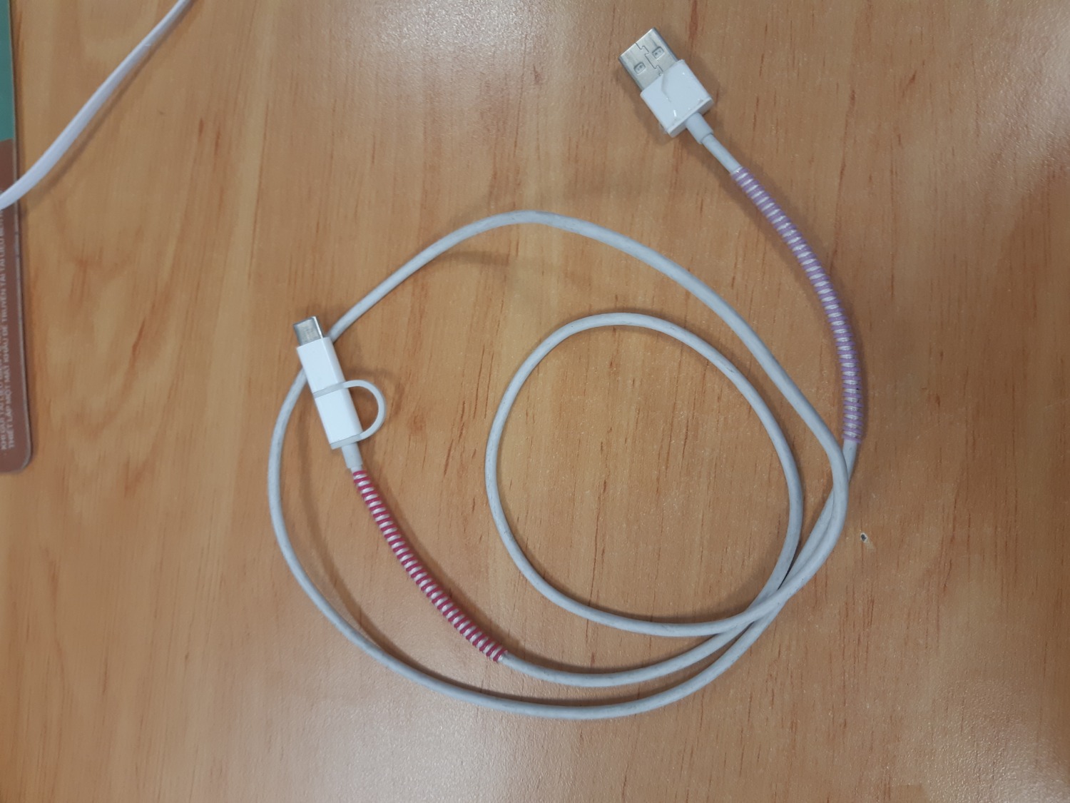 Dây dài , thích hợp sạc khi nguồn ở xa.
2 đầu nên vừa có thể sạc điện thoại type C, vừa sạc được Micro USB.
Dùng gần 2 tháng rồi nhưng vẫn còn tốt, chỉ bị cái dễ bám bẩn thôi.
Đây là dây sạc xiaomi thứ 2 mình mua, lần trước là mua dây ngắn để sạc với sạc dự phòng cho gọn, cả hai dây đều rất tốt, vô cùng hài hòng.