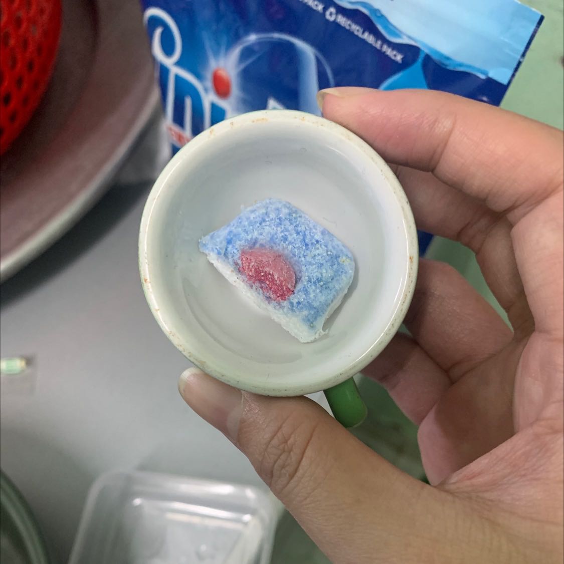 viên rửa Finish chính hãng mùi thơm chanh nhẹ, rửa sạch lắm, dùng rất thích ạ! mình cắt đôi đủ dùng do chén bát ít.