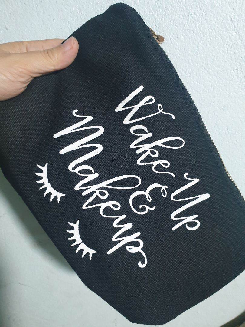 Túi nhỏ xinh nhưng đựng được rất nhiều mĩ phẩm ,tiện lợi cho mình mang theo.