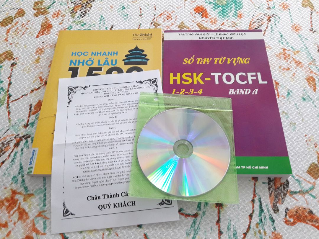 Qua lá thư cảm ơn mình rất bất ngờ vì sự tận tâm của shop. Ngoài việc mua được sách chất lượng với giá sale siêu ổn áp, mình còn được shop tặng kèm CD để luyện nghe. Và có lẽ sau bài đánh giá này sẽ được tặng thêm kho tài liệu 30G để học tiếng Trung. Cho shop 10/10, chốt đơn liền nha các bạn ❤