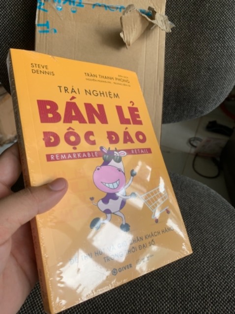 - Đầu tiên mình rất ưng cách đóng gói, sách bọc nilong lại cẩn thận, sạch sẽ . Duyệt! 
- Quyển sách dầy dặn, chia sẻ nhiều kinh nghiệm hay, giá tiền vầy là quá rẻ lunnn kkkk chứ giờ mà bảo có người ngồi chia sẻ kinh nghiệm khó lắm nha. Nếu không có kinh nghiệm tỷ lệ thất bại trong kinh doanh cao lắm. 

Mình lúc đầu lo lắng liệu thời đại chuyển đổi số công nghệ 4.0 có làm cho ngành bán lẻ, các cửa hàng offline bị “lỗi thời” hay ko? Nhưng qua đây mình hiểu cửa hàng offline là 1 gì đó trải nghiệm thú vị, được tận mắt xem hàng và tay cầm hàng, mua hàng ngay lập tức ko phải chờ đợi mất thời gian. Tuy nhiên ko phải vì thế mà mình dậm chân, phải thay đổi liên tục, cải tiến mới hơn,… Nói chung thấy nhiều cái hay. Ok lắm!