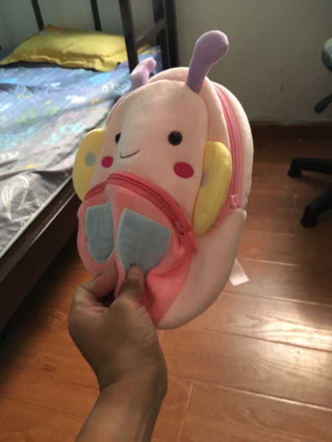 Balo  làm bằng vải nỉ nên rất mềm, có 2 ngăn rộng , quai đeo chắc chắn, có thể điều chỉnh độ dài, khoá kéo êm, không kẹt