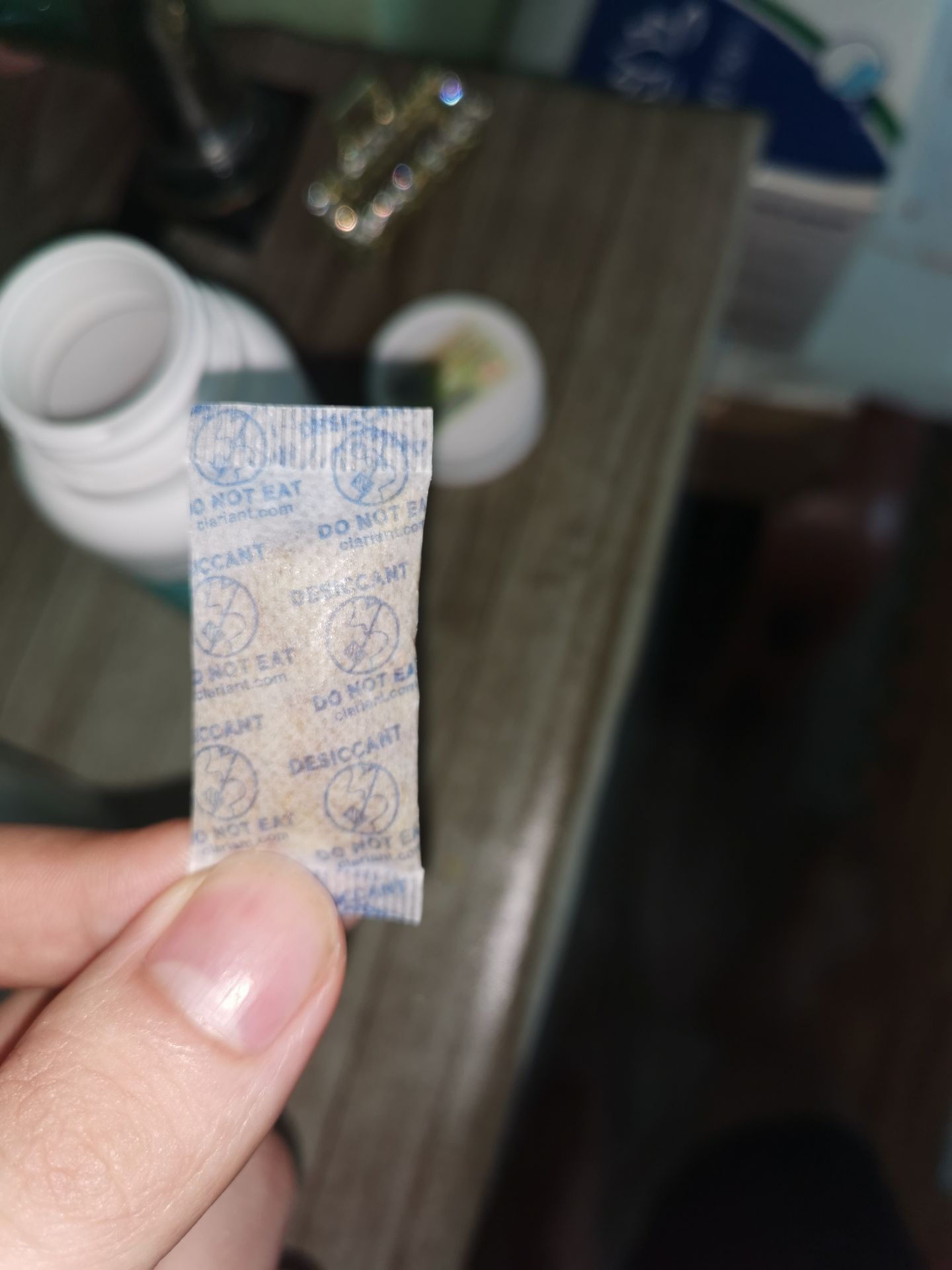 Mùi thuốc rất hắc. Túi chống ẩm đã chuyển màu vàng. Vỏ viên thuốc mềm. không cứng như lọ mình mua xách tay.
Date in to và lệch. Hình khắc chìm dưới đáy mờ nhoè.
Nghi ngờ hàng không chính hãng.