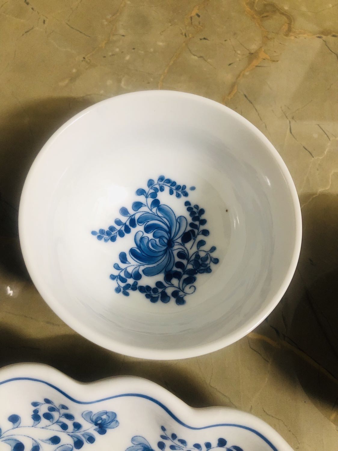 1 chiếc bát ăn cơm bị lỗi (nốt ruồi đen) như ảnh.
Ngoài ra, lúc đầu, bên vận chuyển ko cho mình kiểm tra hàng, mình phải nói mạnh là “nếu ko cho kiểm tra hàng mà nếu hàng vỡ bên trong thì sau khi nhân viên vận chuyển rời đi, ai sẽ là người chịu trách nhiệm? Nếu ko cho kiểm tra hàng là những đồ dễ vỡ như này thì mình ko nhận hàng nữa! Vô lý đùng đùng ra ý!”

Thế là bên vận chuyển đương nhiên phải cho mở hàng ra kiểm tra. Cũng may là ko bị vỡ mấy chiếc như khi mình mua hàng của Baya và bây giờ đòi cả tháng họ ko trả!!! Các bạn cũng yêu cầu kiểm tra kỹ nhé! 

Còn lại, về cơ bản thì hàng bọc kỹ, ko lỗi, hoa văn đẹp như ảnh munhf chụp.

Nếu bát ko bị nốt ruồi thì đã cho shop 5 sao ngay rồi! Lần sau shop đừng giao hàng lỗi cho ai nữa nhé! Cảm ơn shop!