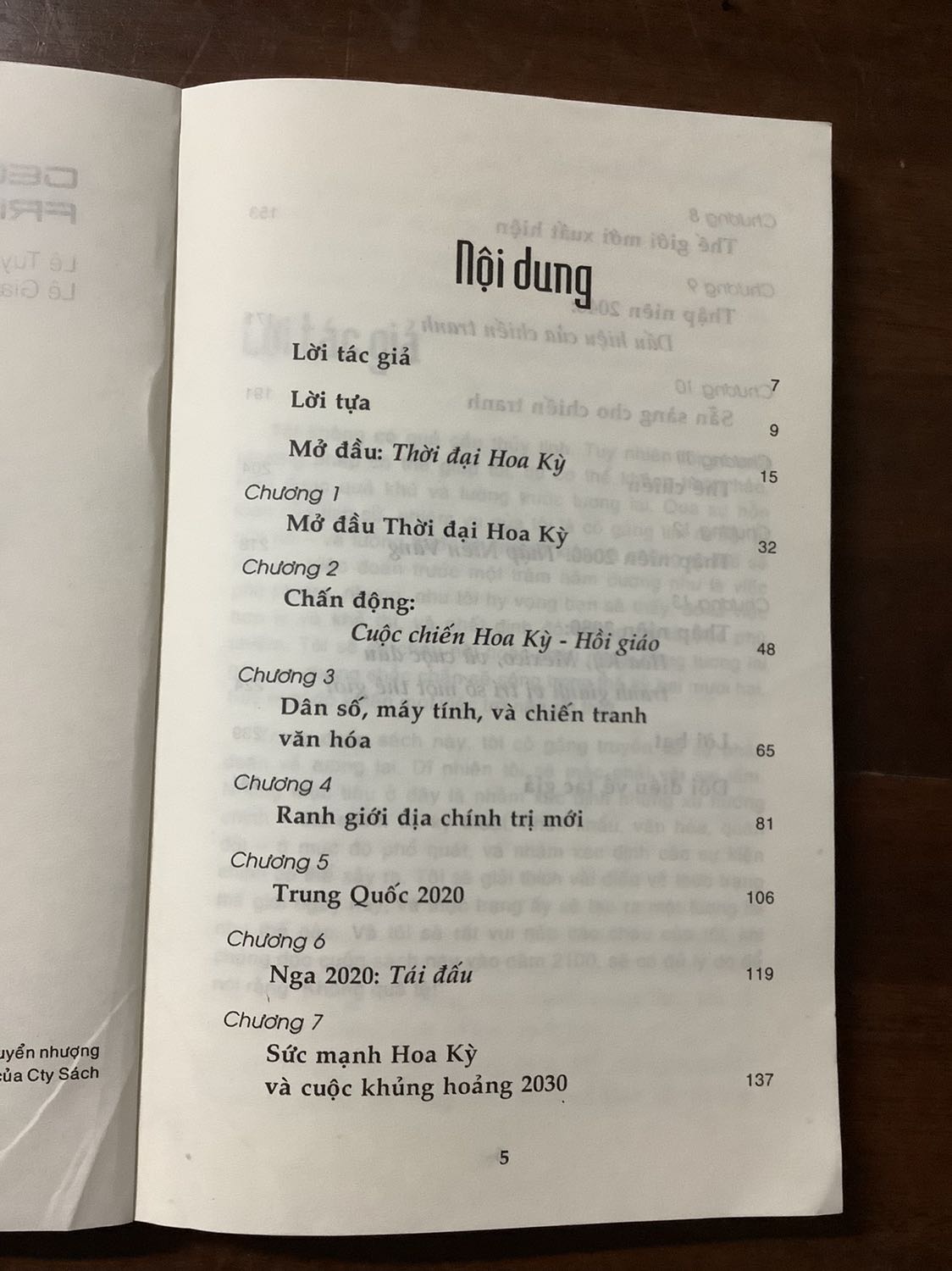 Cuốn này viết năm 2009 nên khi đọc năm 2020, mình có điều kiện đọc và chiêm nghiệm thêm.
Khác với những dự đoán thông thường, cuốn này đề cao Sự sụp đổ của Nga như một phần tất yếu.
Một số thông tin về sự lớn mạnh của Mexico cũng khá đáng ngạc nhiên.
Tuy nhiên, phần dịch thuật có một số chỗ mắc lỗi sai điển hình do người dịch chưa từng đọc tài liệu tương ứng bằng tiếng Việt.
Tóm lại, cuốn này đọc để biết thêm chứ đa phần những điều dự đoán ở đây khó thành hiện thực được.