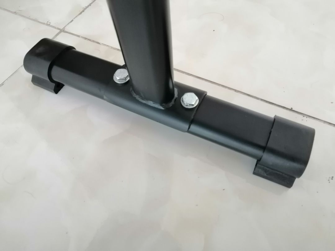 Ghế tạo cảm giác chắc chắn nhưng vẫn gọn gàng, dễ di chuyển. Mặt nệm êm vừa phải. Đế cao su chống chầy xước cho nền và giữ ghế cố định. Đóng gói cẩn thận, giao hàng nhanh.