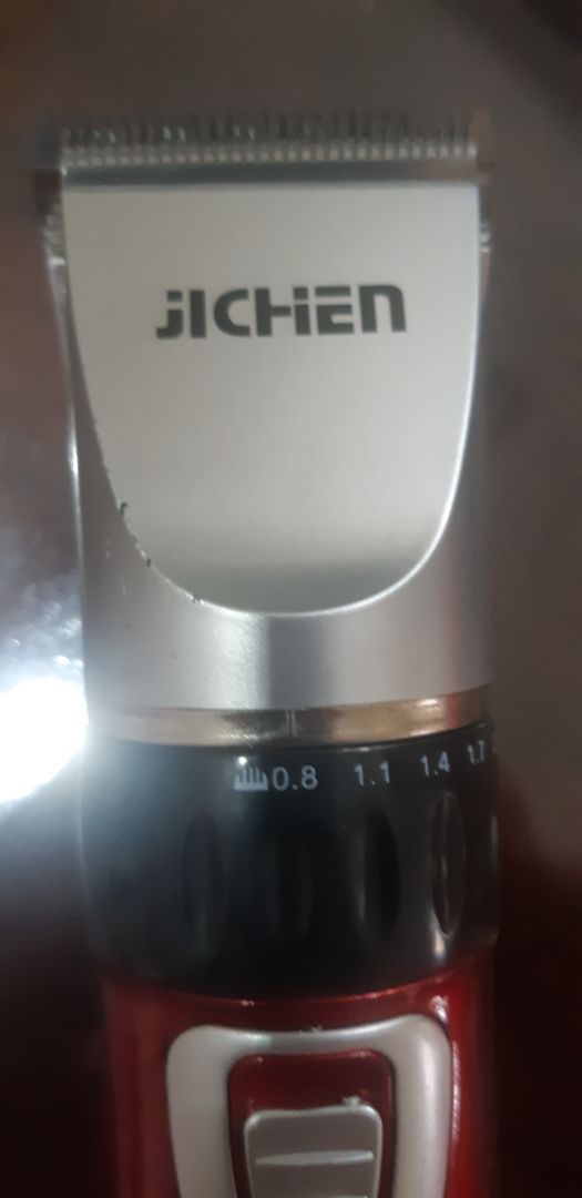 Lấy đồ cũ bán cho khách hàng, bị trầy sướt hết, tông đơ đem về mở công tắc lên không chạy được gì hết chắc hư rồi. Đề nghị shop xem lại (có kèm theo hình). Đã đề nghị trả hàng mà không thấy cử người đến nhận về, làm ăn mất uy tính quá không ai dám mua nữa