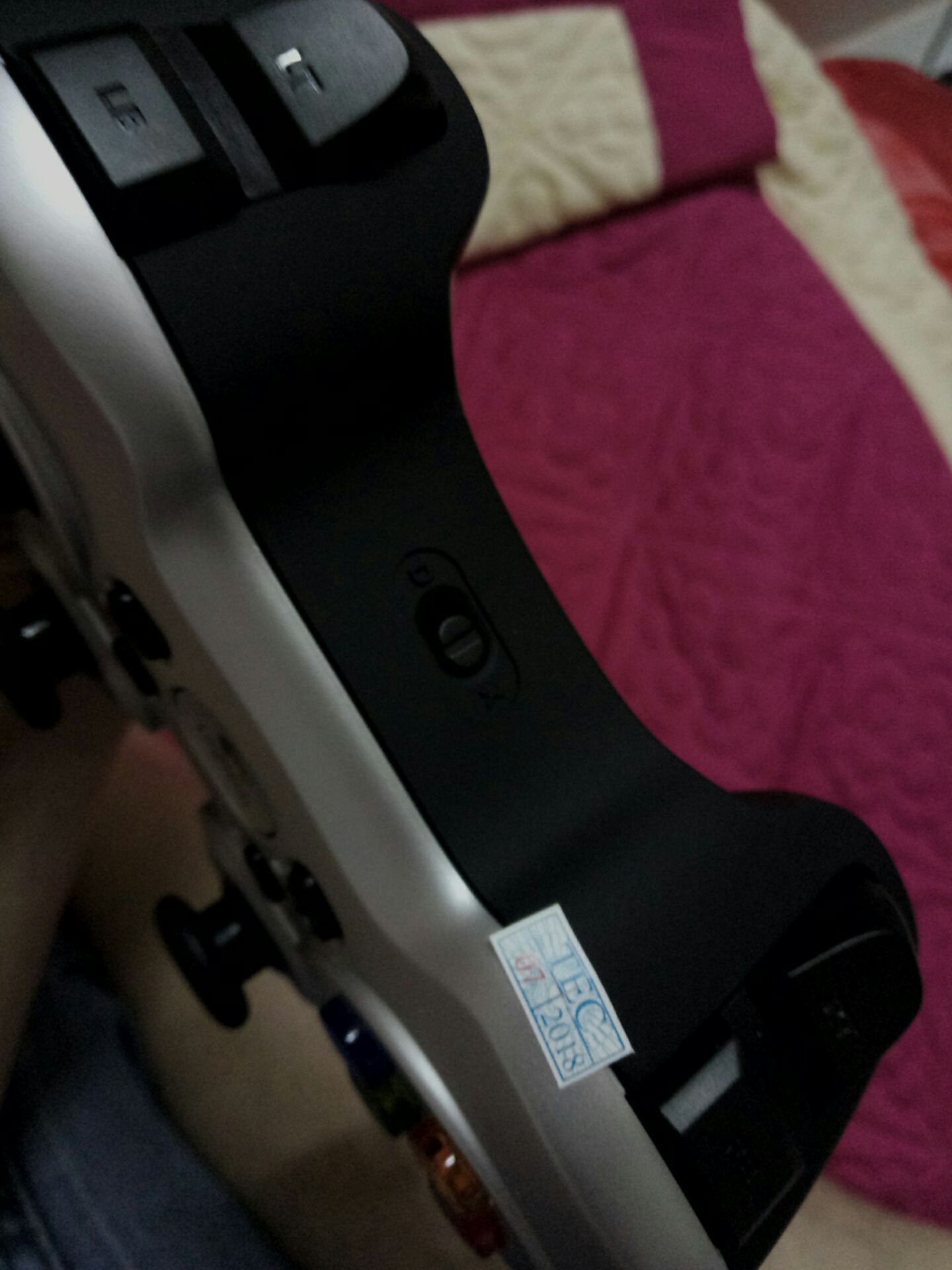 Đặt hàng dễ, có voucher tiết kiệm nhiều. giao hàng nhanh, hẹn 16 ngày thì 14  ngày đã ship tới. không như ladaza rất lôm côm. hẹn 3 ngày 4 ngày mới tới. 
bọc hàng chắc chắn. hình như tiki đã mở ra kiểm tra và dán tem nên cắt lớp bọc nhựa. xước tí tẹo như cái đầu bút bi chắc hãng sơn ko hết.
tay cầm cắm vào nhận ngay (win10). chơi được 100% các game mình *** trong store win 10 đều nhận tay. (asphalt8. armada tank. modern combat5. dungeon hunter5) các game offline khác có need for speed the run, naruto, one piece,  grid2 thì nhận, nhưng quy định nút hơi khó, chưa chuẩn cách chơi như của store win10. riêng fifa o4 chưa nhận. cả bàn phím, sẽ *** sau.
nói chung dùng sướng. hay hơn chơi bàn phím nhiều.