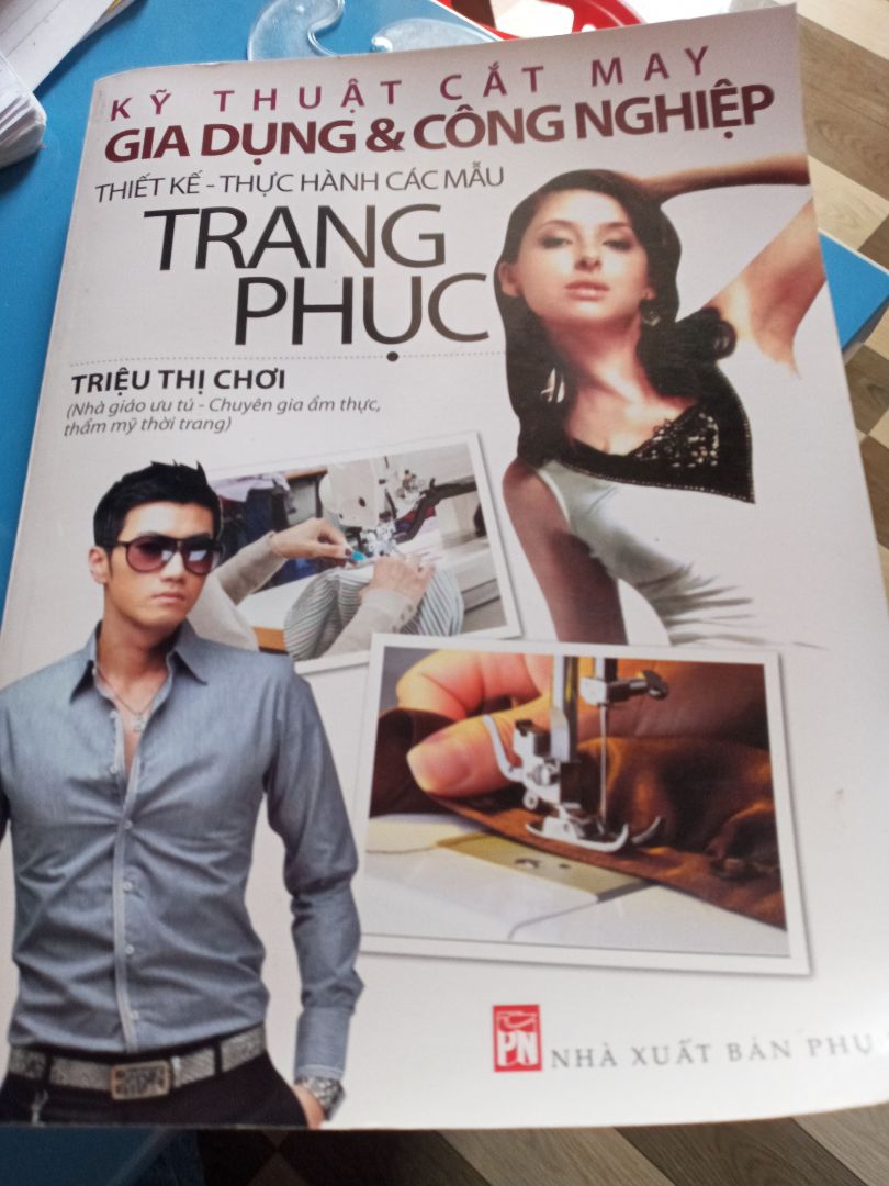 Sách được bọc nilon cẩn thận.Sách  này với 1 người mới bắt đầu may thì đọc hơi khó hiểu,có nhiều hình vẽ rập rất là sinh động