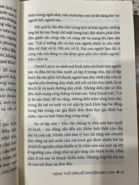 Mình thấy sách của Huy Hoàng nhìn chung đều có nội dung rất hay và mang tính thời đại. Cuốn này mình không nghĩ là dày thế đâu, hơn 400 trang. Sách có bookcare nên có bọc. Cảm nhận của mình khi đọc những trang đầu tiên và đọc lướt qua 1 số phần rằng đây là 1 cuốn sách sẽ lật ngược và bác bỏ rất nhiều cách nuôi dạy con hiện đại. Mình thích nội dung sách đi vào những vấn đề cốt lõi chứ không lan man, lại còn có phần thực hành. Và cốt lõi nội dung tác giả muốn đặt ra là sự gắn kết và tình yêu thương giữa người với người từ các thế hệ với nhau, sự kiên nhẫn của bố mẹ với con cái mới là cách nuôi dạy 1 con người theo đúng nghĩa. Tác giả không giáo điều và mở ra 1 góc nhìn khác cho người đọc. Sách còn có bookmark hình tròn nhưng mình không chụp. Đây là cuốn sách đáng đọc và đáng để bỏ thời gian ra đọc chậm 1 chút