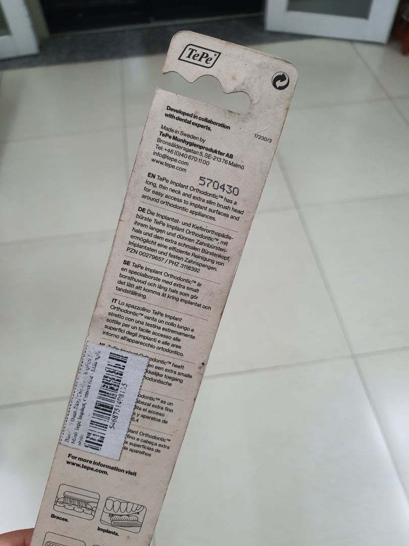 có lẽ hàng này shop bán không chạy cho nên bụi bẩn, dơ rất phản cảm.
tôi có thể thông cảm cho shop bán hàng tồn kho đã lâu, nhưng shop cũng nên có tâm, đem ra lau rửa dùm.