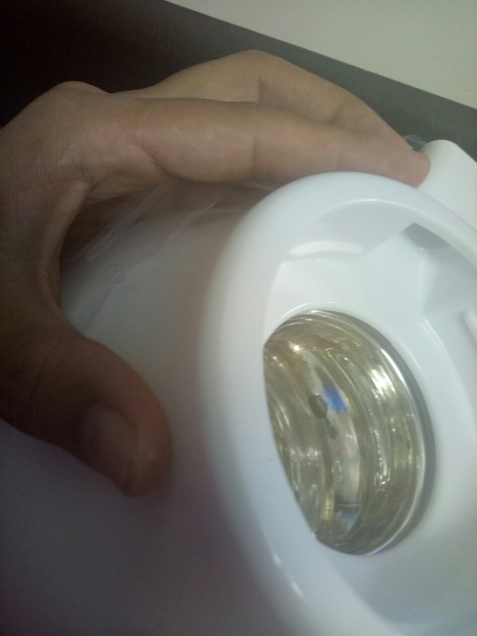 Thật thất vọng về tiki quá, bao lần mua hàng đều hài lòng mà lần này gửi cho mình cái bình trà lỗi, đây là cố tình gửi hàng lỗi cho khách chứ không phải là vô tình đâu, làm ăn phải giữ chữ tín chứ. Bình trà bị bong tróc 3 nốt to lớp mạ ở trong, bong sâu vào trong luôn ấy. Mình đã phản hồi để trả lại hàng mà chưa thấy tiki phản hồi gì, mất công chờ mãi mới đc giao hàng, mất công trả lại, chả biết bao giờ tiền mới đc hoàn.