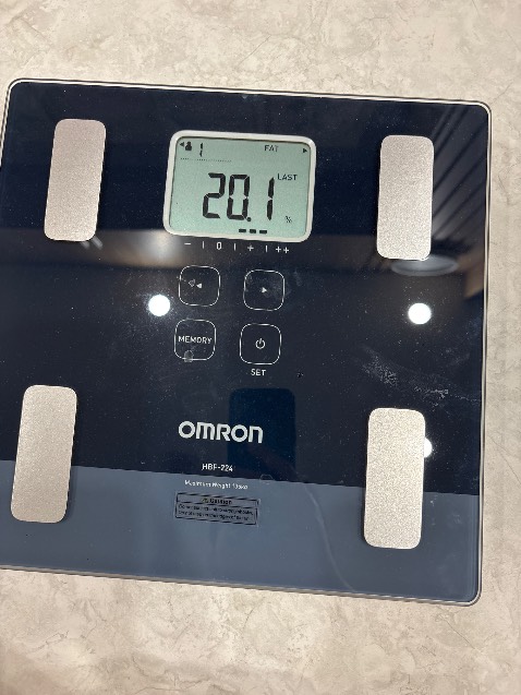 Đo kết quả hoàn toàn không chính xác. Mục tiêu mua máy để đo % mỡ (fat), cơ (muscle), calo tiêu thụ, ước tính tuổi nhưng chỉ sổ đo cho 4 profile đều lung tung. 
Chỉ số thì đẹp không tưởng (mỡ thấp, cơ cao so với thực tế), nhưng chỉ số mỡ nội tạng và tuổi sinh học lại cao bất ngờ
Đã đối chiếu với các máy chuyên dụng với các phòng gym.
Yêu cầu trả hàng, hoàn tiền