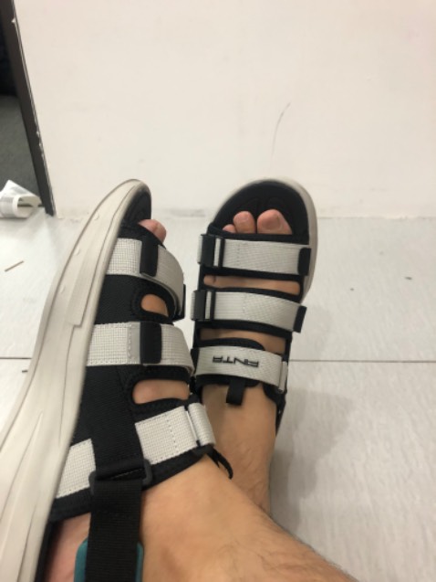 Đặt mua sandals thể thao chứ hè đi giầy suốt bí quá mà không ngờ lên chân đẹp vậy đó. Dòng thể thao nên cảm thấy đế êm và đi lại ổn áp lắm. Giao hàng nhanh tư vấn nhiệt tình tất nhiên là ủng hộ phải có tâm rồi : Đặt mua sandals thể thao chứ hè đi giầy suốt bí quá mà không ngờ lên chân đẹp vậy đó. Dòng thể thao nên cảm thấy đế êm và đi lại ổn áp lắm. Giao hàng nhanh tư vấn nhiệt tình tất nhiên là ủng hộ phải có tâm rồi :