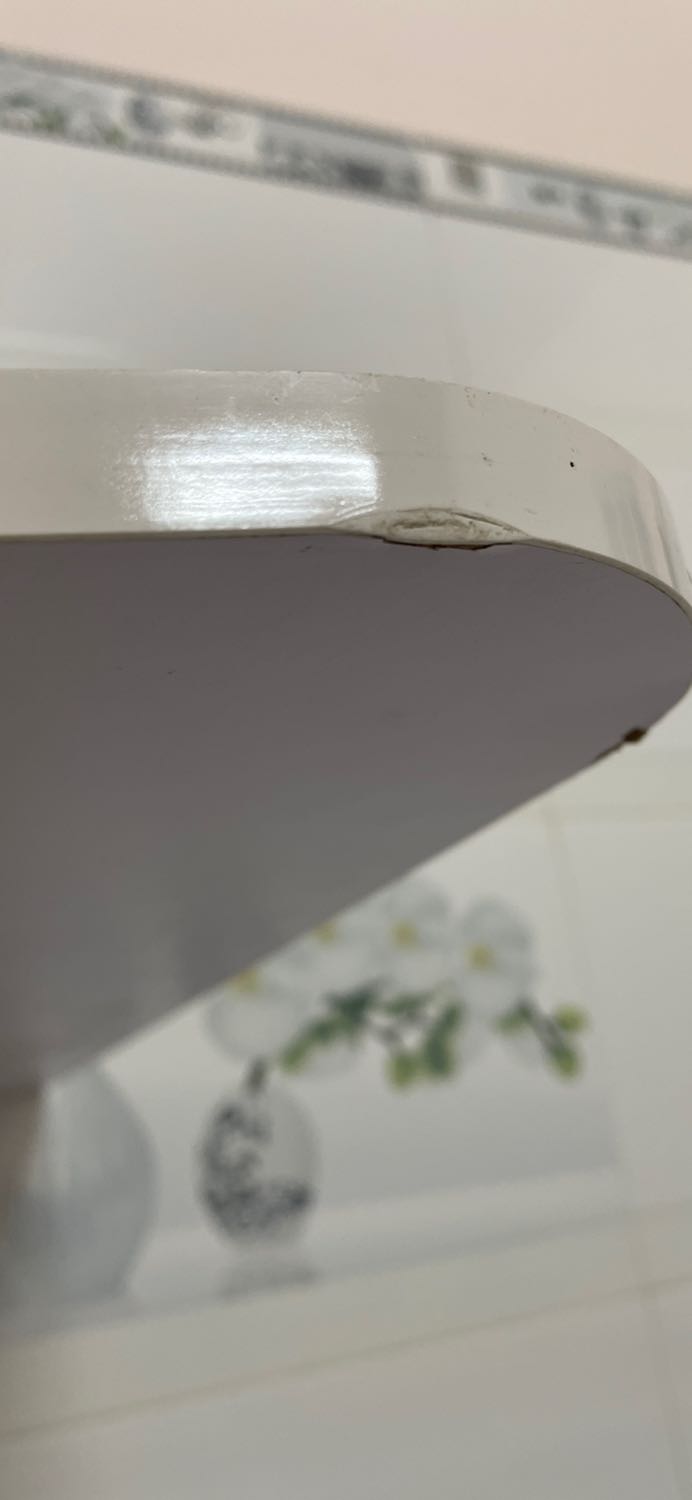 Bàn khá ổn nhưng mà mình không hài lòng lắm, shop đóng gói như gửi đồ nhựa ấy, chỉ bao bằng 1 lớp carton, lúc đc ship đến có cái chân bàn còn lòi ra ngoài luôn. Hậu quả là mấy góc bàn bị móp, trầy trụa hết 😔, mà shop cũng không cho cây bắt vít theo luôn, nói chung là khá thất vọng 😞