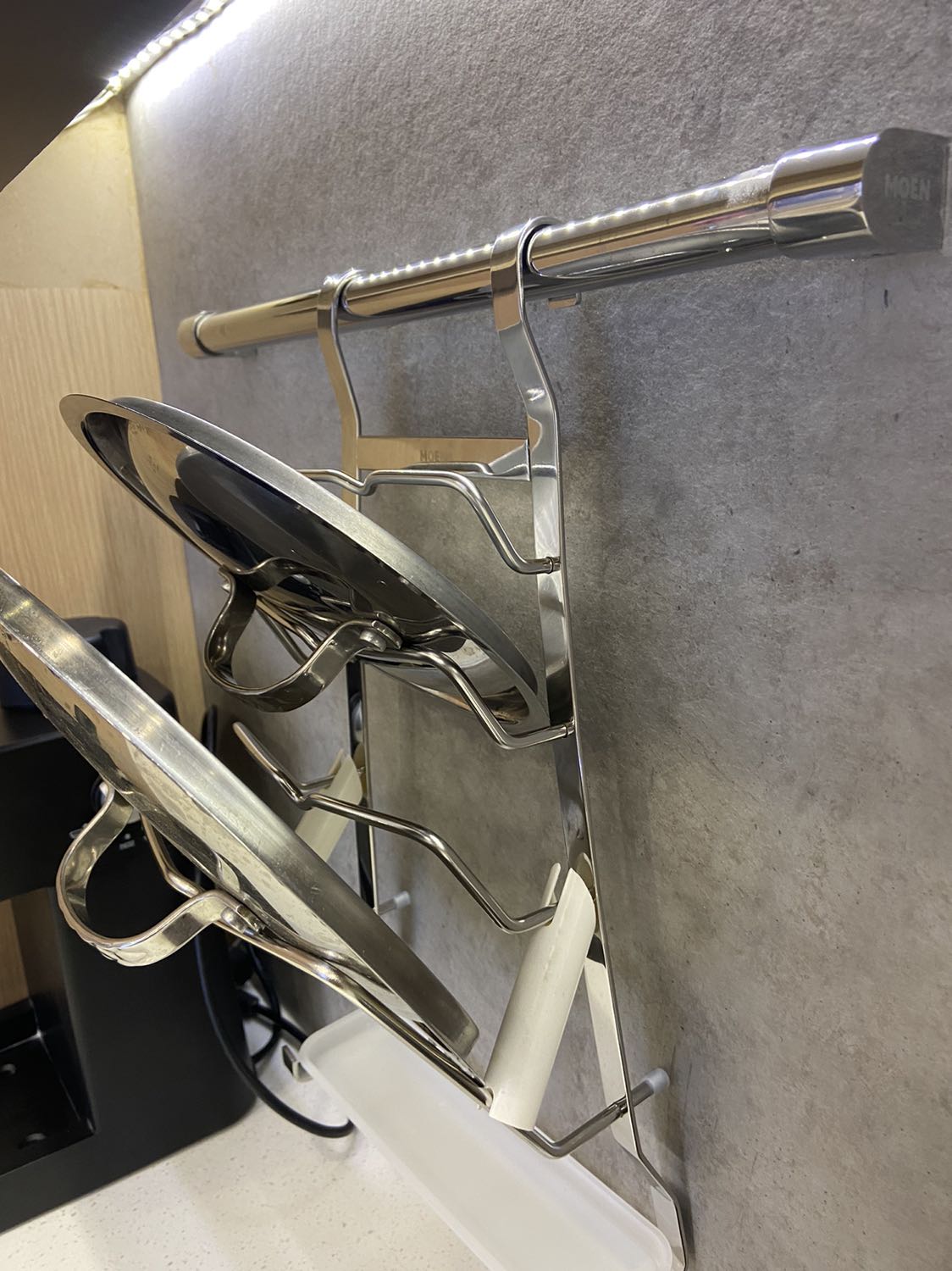 Kệ chắn chắn, cứng cáp, đẹp. Có khay hứng nước đỡ ướt bếp. Gói hàng kĩ, giao hàng nhanh, shipper dễ thương. Ủng hộ shop tiếp