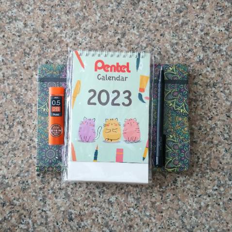 Dùng bút chì Pentel nhiều năm quen tay rồi, đổi sang bút khác không được. Hàng gửi từ Hà Nội vào TP HCM, được bọc gói rất cẩn thận, còn gửi tặng kèm thêm cuốn lịch mèo siêu cute.
