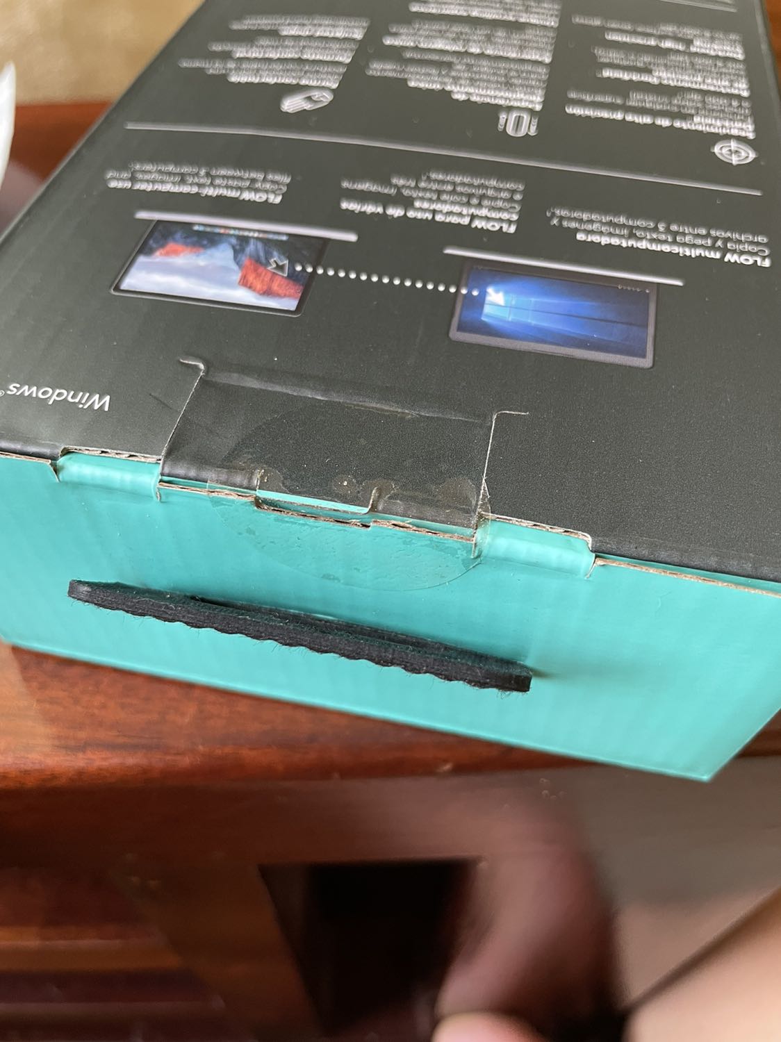 Shop bán hàng cũ cho mình, chuột đã bóc hộp và dùng bóng loáng, dưới đáy đã có vết xước, túi giấy cũ nhàu nát. Tôi trả hàng.