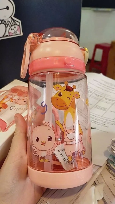 Bình nước đẹp dễ thương , nhỏ gọn , phù hợp cho bé mang đi học , shop phục vụ tận tình, giao hàng nhanh , chất liệu nhựa tốt không có mùi nhựa an toàn cho bé sử dụng , nên mua nhé
