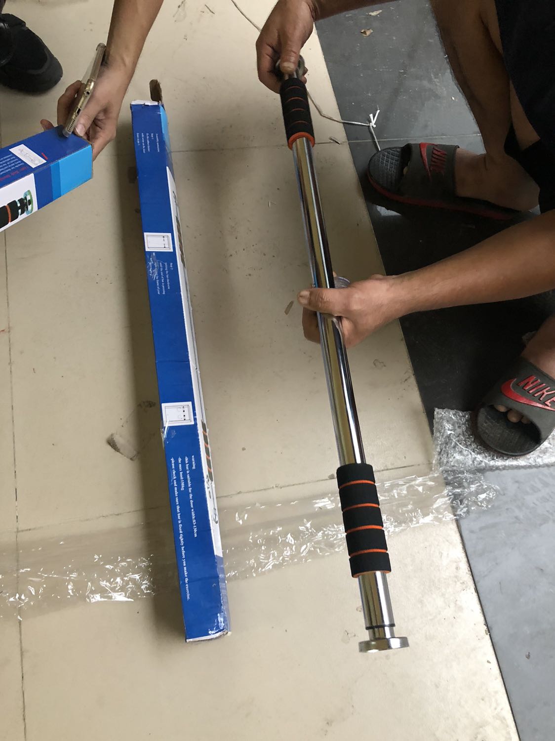 Cảm ơn shop nha mua về mở ra ưng quá đi giá OK mà chất lượng quá rẻ hơn ngoài 30k-50k ấy
- Về lắp tập gài lên rất chắc có phần xoáy gài thì hơi chật nhưng  do hàng mới dùng 1 thời gian sẽ xoáy dễ hơn 
- Mua về mà ba e cũng ưng tập xuốt thôi hihi mấy bữa nữa chắc đặt thêm 1 chiếc nữa cho ba em 
- Hàng chính hãng mà rẻ lại yên tâm vì có lỗi sản phẩm thì mình vẫn có thể đổi được ạ 
- Nói chung là hài lòng được mua rẻ mà đúng như shop mô tả cảm ơn shop và tiki sẽ ủng hộ dài dài 
Bác nào như e không có thời gian đến phòng tập thì đặt ngay một chiếc về đi tập mấy bữa mà cơ bắp cuồn cuộn luôn nha .HAHA