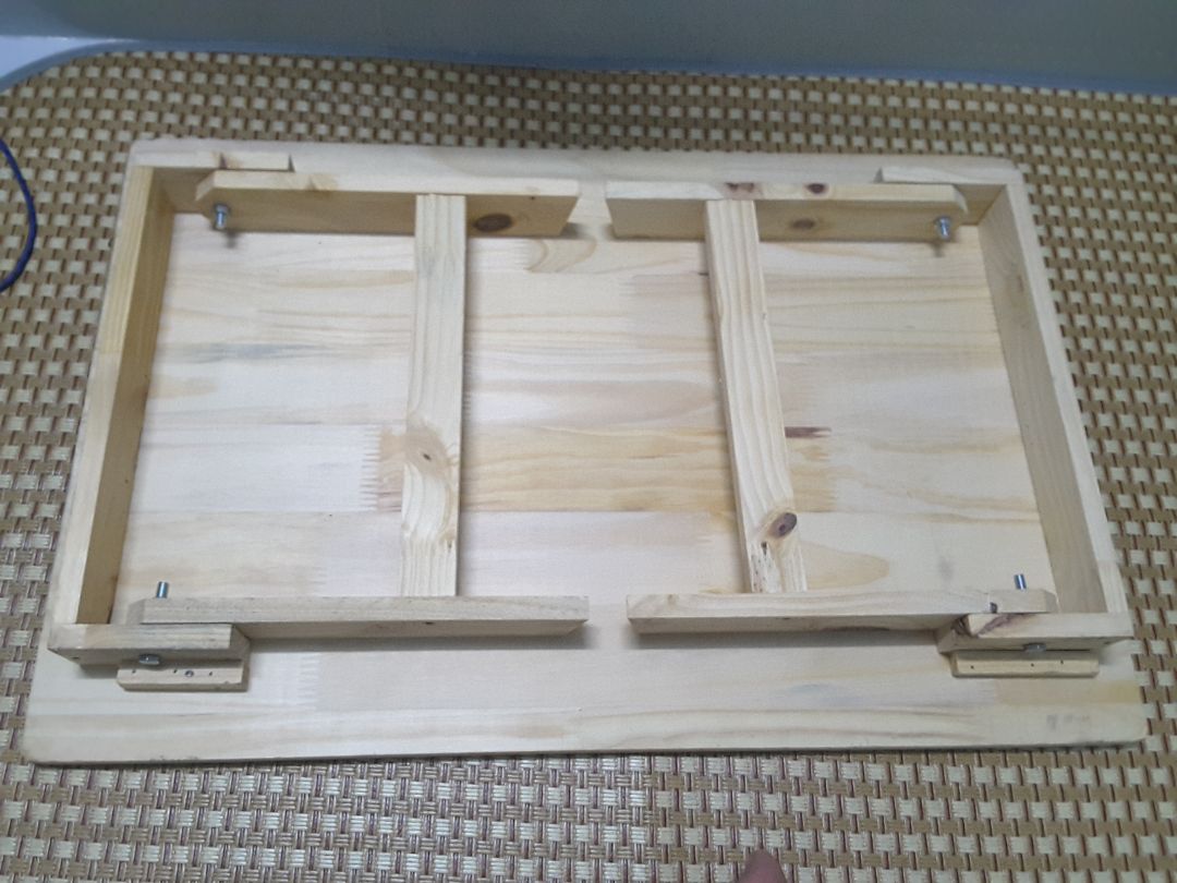 Nếu mình ko thêm mấy cây đinh vào thì tuổi thọ của bàn này ko được bao lâu. Mỗi mối nối là 1 đinh.