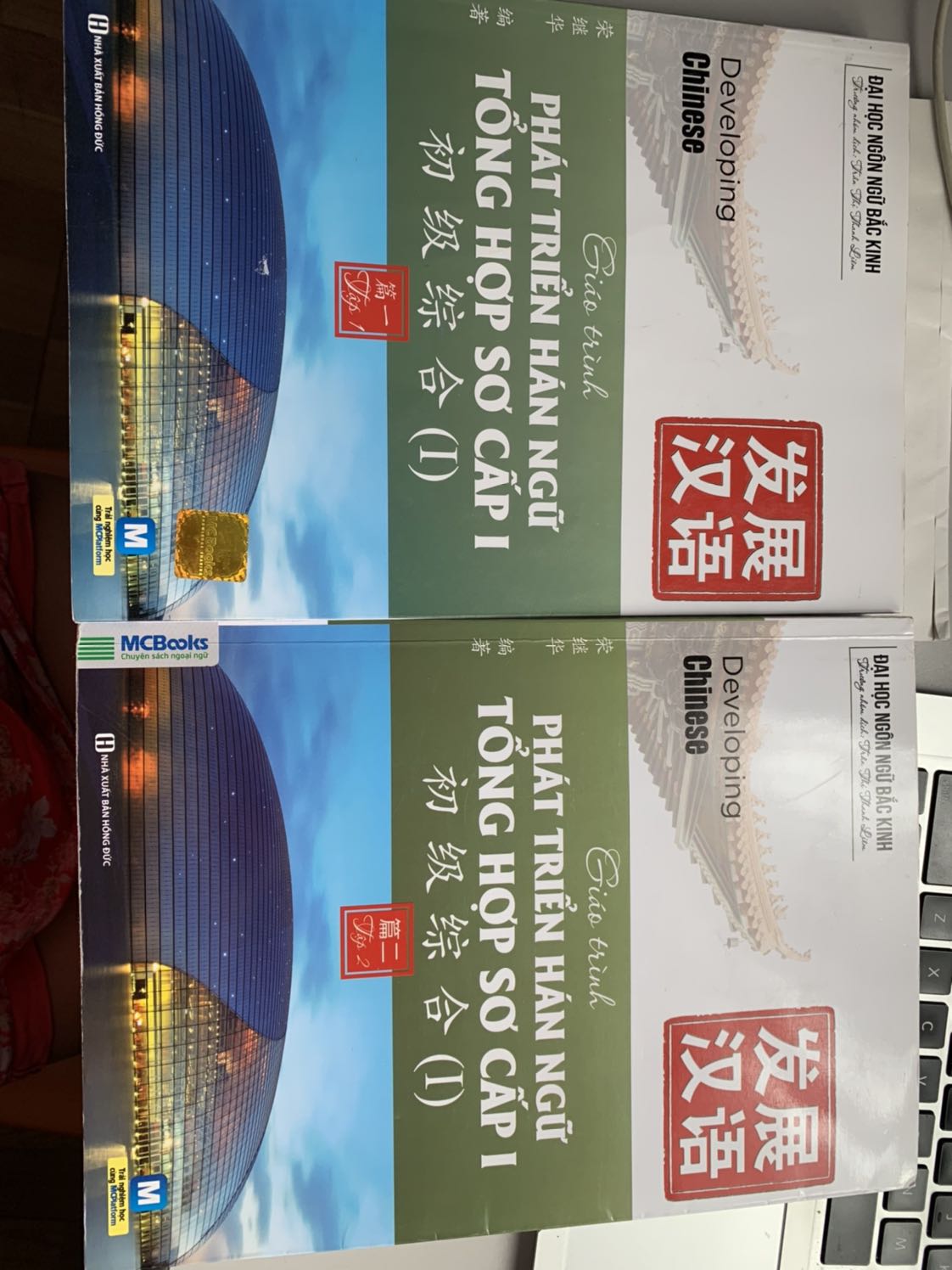 Sách khá cũ, cong viền và gáy sách khá dơ. Và đặc biệt là chất liệu giấy nhám và mỏng. So sánh với quyển tập 1 mình mua ở nhà sách thì rất khác nhau. Mình cũng có ghé xem thử ở nhà sách thì thấy sách ở đó giấy trơn hơn và dày hơn, ko biết sao lại như v. Đó giờ mình toàn đặt sách ở tiki nhưng nay mình nhận đc sách thấy rất thất vọng.