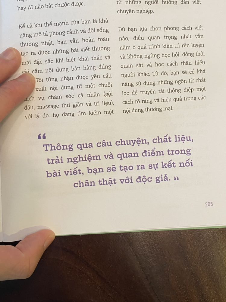 Sách về tương đối sớm, có thời gian nghiền ngẫm toàn bộ nội dung nên cũng có đôi ba nhận xét.

Về cơ bản thì nội dung sách không có quá nhiều điểm nổi bật lắm, cũng vì số lượng sách content trên thị trường quá nhiều rồi, khó kiếm chủ đề nào thật sự unique để chia sẻ.

Ấn tượng lớn nhất chắc nằm ở bài “Dùng ngòi bút vươn ra thế giới” - khá là hay và bổ ích. Vẫn viết từng đó chữ nhưng hiển nhiên thù lao do client nước ngoài trả sẽ hậu hĩnh hơn nhiều rồi. Trình độ ngôn ngữ thì cũng không thiếu người thành thục, do đó nên đọc bài này để tìm hiểu thêm về văn hóa, hành vi khách hàng nước ngoài, từ đó có chiến lược viết content quốc tế thành công.