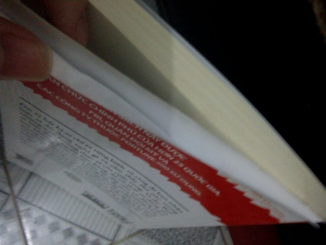 Mình mua hàng trên Tiki lâu rồi, cũng trên dưới 50 đơn hàng, rất tin tưởng Tiki nhưng lần này mình thất vọng quá ??
Sách mình vừa nhận khỏi tay, vừa khui ra đang định đọc thì thấy bìa sau sách có vấn đề. Có lẽ quyển sách bị ướt bìa sau nhưng k phát hiện ngay nên nước làm bong phần nilon ngoài bìa :((( 
Mình rất thất vọng. Vì mình là đứa rất trân trọng sách, hễ mà có chút trầy xước cũng suýt xoa rồi, nên là thấy vậy mình thực sự rất không vui :((
Haizz, mong Tiki chú ý hơn khi đóng gói nhé. Mọi vấn đề khác đều ok, vẫn ủng hộ Tiki, chỉ mong k có lần sau....