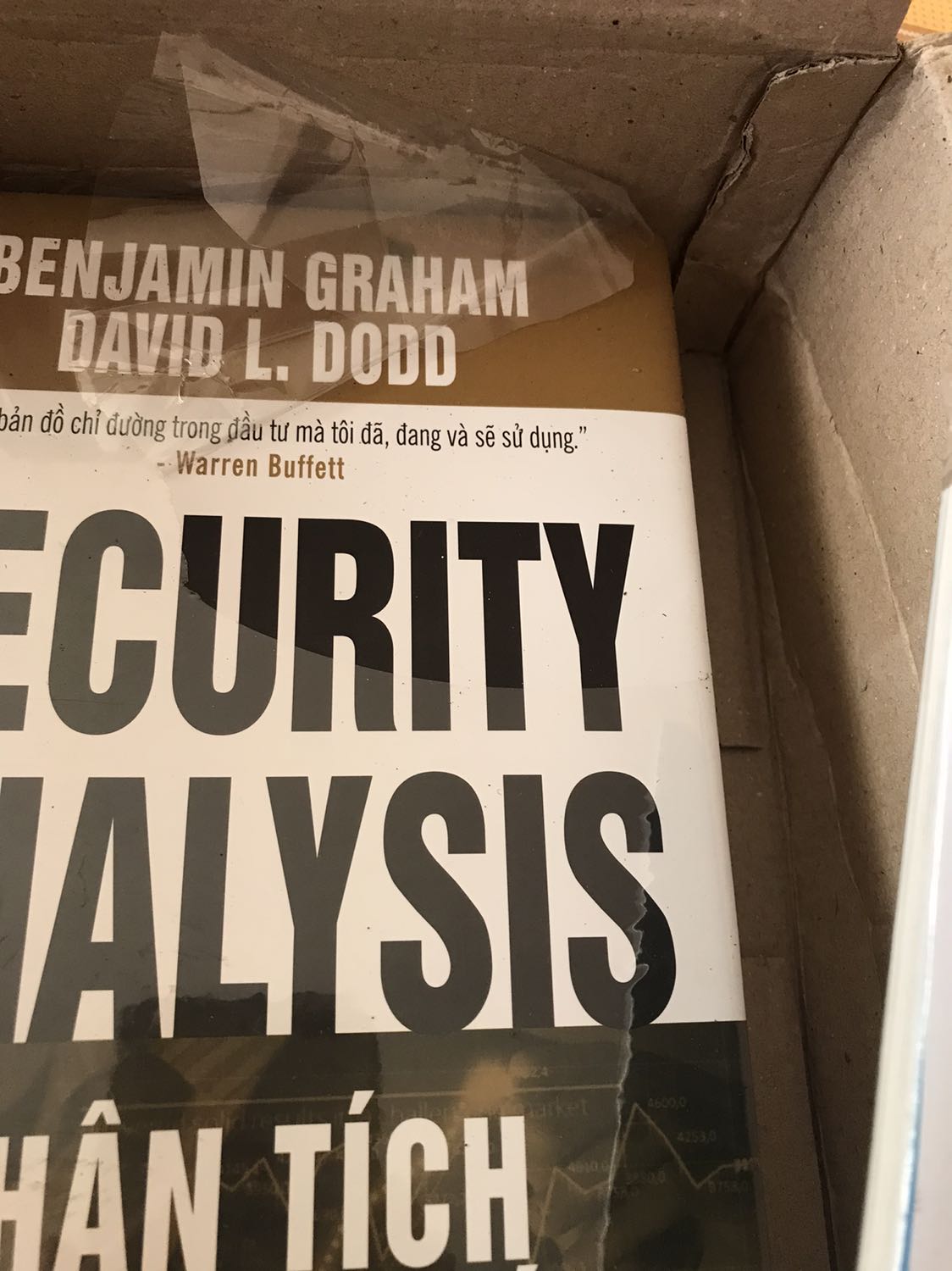 Mục tiêu là chỉ để mua cuốn sách 24 bài học sống còn để đầu tư thành công trên thị trường. Do sách hiếm hàng nên không còn bán riêng lẻ nữa. Nên mình chấp nhận mua kiểu combo để lấy cuốn mình muốn đọc. Rồi lúc nhận hàng tại nhà, mở ra thì thấy ghi là không có sách. Trả lại tiền phần cuốn sách không có. Cuốn không muốn có mà phải đang giữ thì bị móp góc, rách vỏ bọc. Trước giờ mình mua sách số lượng không hề nhỏ trên Tiki vì tin tưởng. Bây giờ như vậy, cũng chấp nhận chuyện đã rồi. Nhưng thất vọng thì do Tiki hay do hãng mình đặt sách đây. Thiệt tình !!!