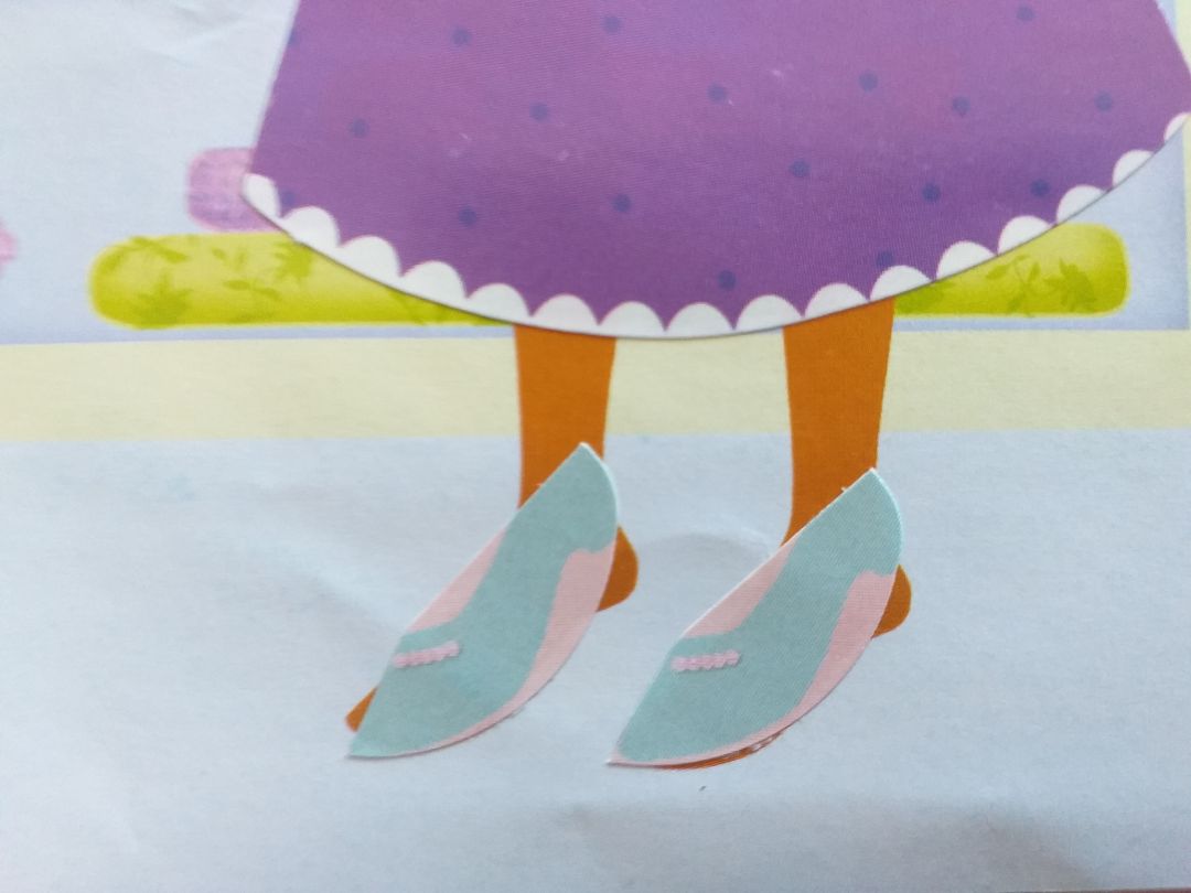 decal mỏng, dễ rách - so với các cuốn dán sticker, keo kém, nhiều hình ảnh cắt chưa hết và không đúng. 
màu sắc in không đẹp