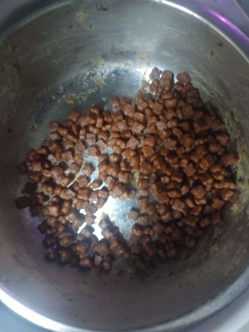 hạt nhỏ, mèo con và mẹ đều ăn được