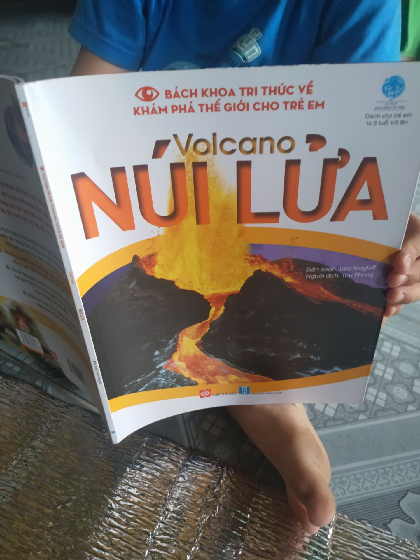 Sách  gần 60 trang, giấy bóng, dầy dặn, in màu rất đẹp. Thuộc bộ bách khoa tri thức về khám phá thế giới cho trẻ em, chủ đề núi lửa. Cuốn sách cho bạn nhỏ tất tần tật các kiến thức về núi lửa. Một chủ đề mà bạn nhỏ nhà mình lúc nào cũng hỏi mẹ, dung nham thế nào, mẹ đã thấy núi lửa phun chưa? Đọc cuốn này xong chắc mẹ phải hỏi lại con vì con biết nhiều về núi lửa hơn mẹ rồi. Rất hài lòng!