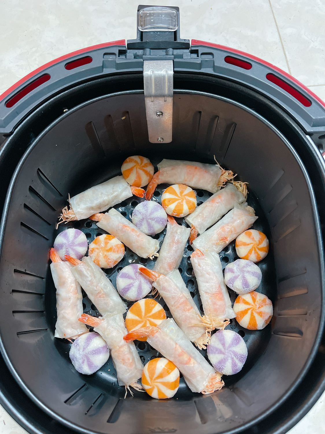 Thấy nhiều người chê mình liều thử mua. Ko ngờ ship nhanh khủng. Đúng giờ. Bọc cẩn thận. Nhận được Nồi bóng loáng, màu đỏ tuyệt đẹp. Ko bị xước gì. Nguyên đai kiện. Tem, bảo hành chính hãng luôn. Và đây là tác phẩm đầu tiên. Giảm nhiệt chút thì mặt trên ko vàng ruộm. Nhg mà ăn rất ngon và thơm phức nhà luôn. Mình để phía ngoài bếp nên máy êm thích lắm. Vote 10 sao luôn nhé