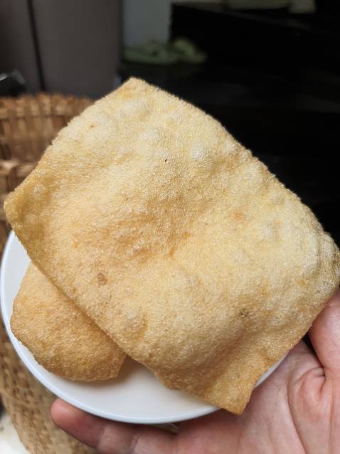 bánh dày xốp, vị tôm nhiều.